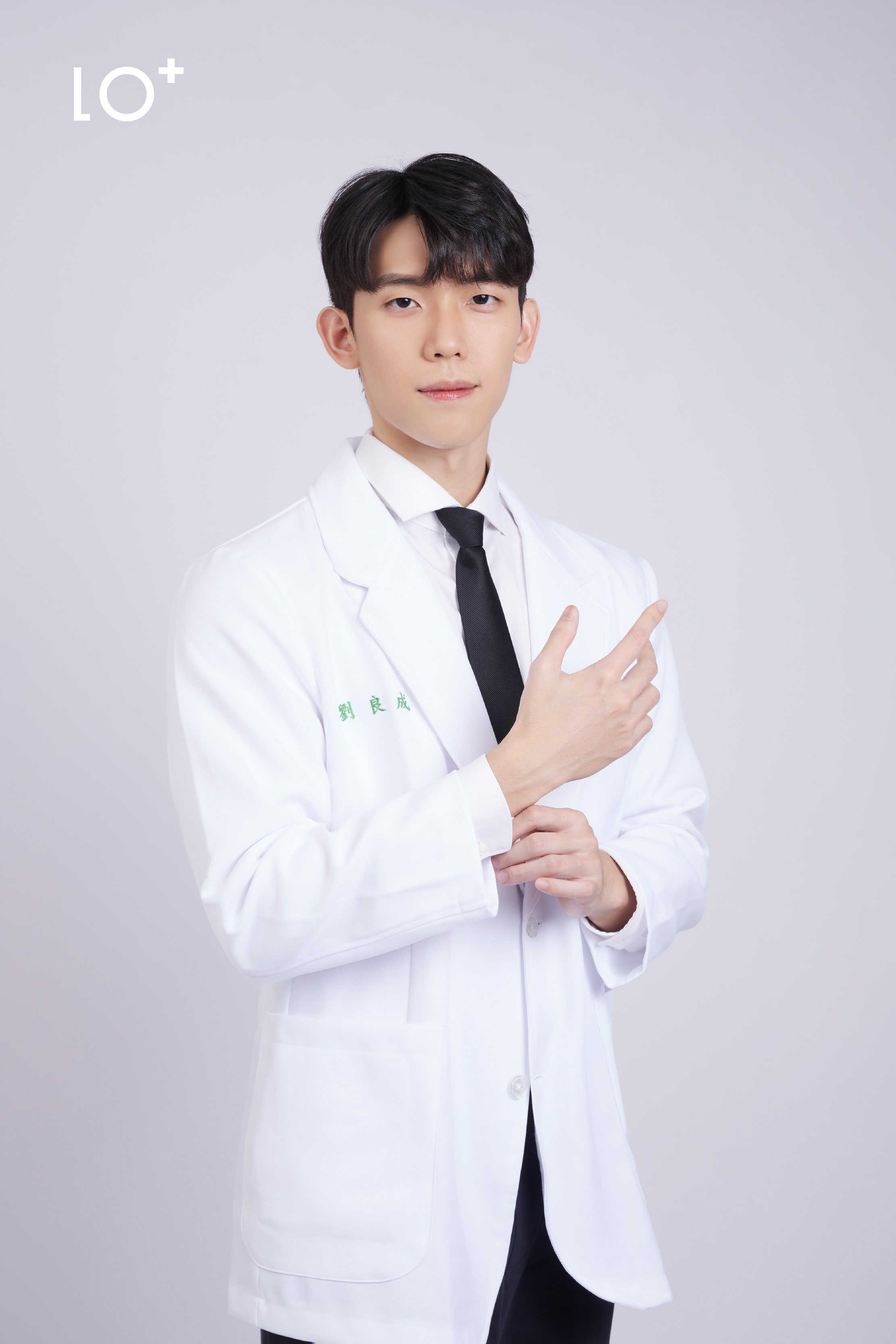 形象照姿勢解析：站姿，結合手部動作強化專業氣勢