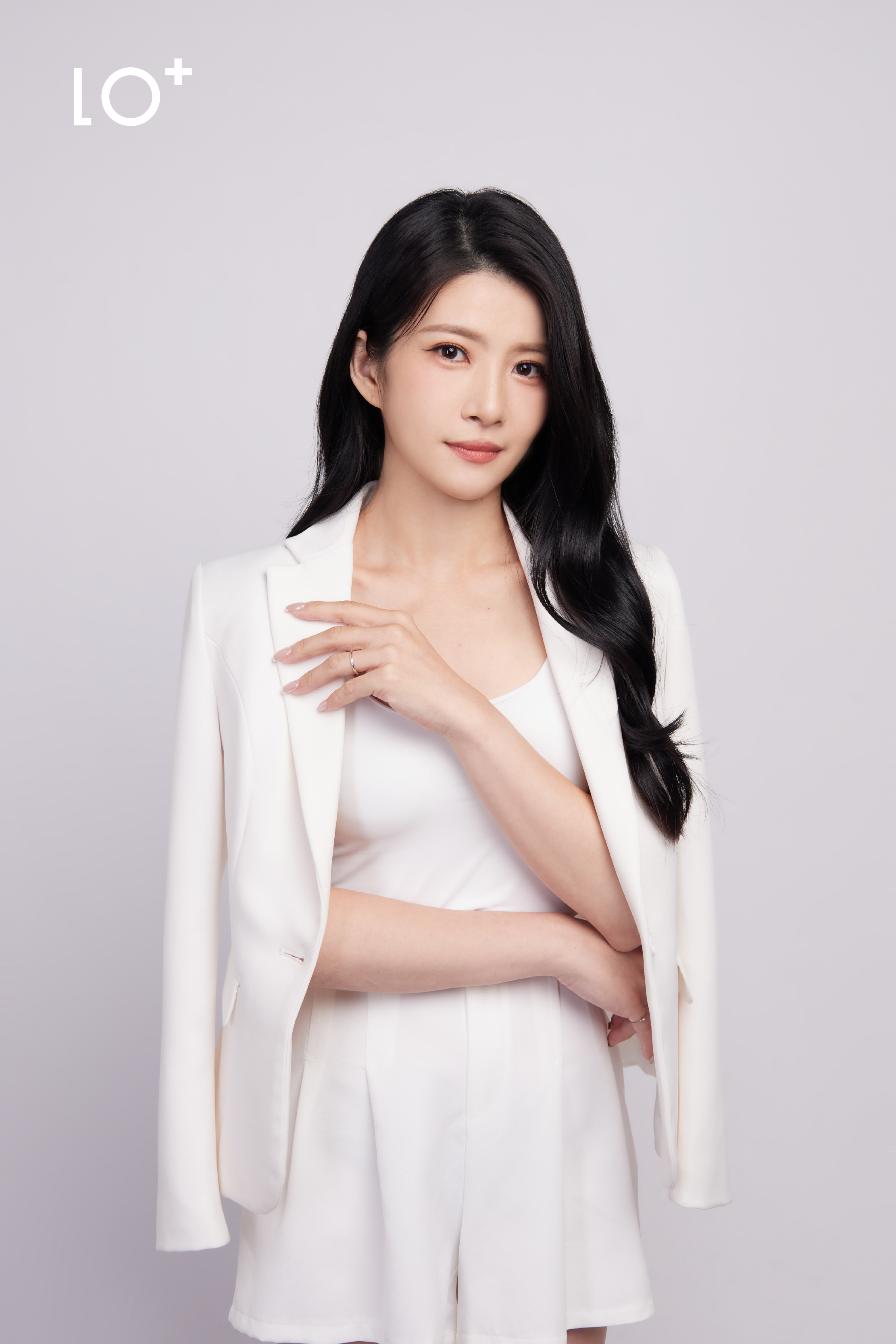 形象照姿勢解析：站姿，手臂交疊突顯柔和自信