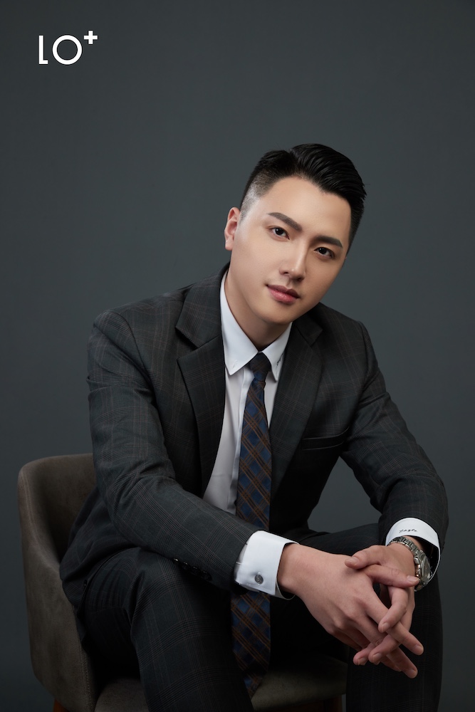 企業主管形象照：展現權威與信任感｜形象照姿勢解析 : 坐姿，雙手交疊增加層次感